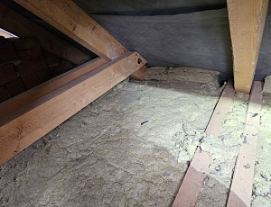 Zateplení stropu rodinného domu pomocí foukané izolace